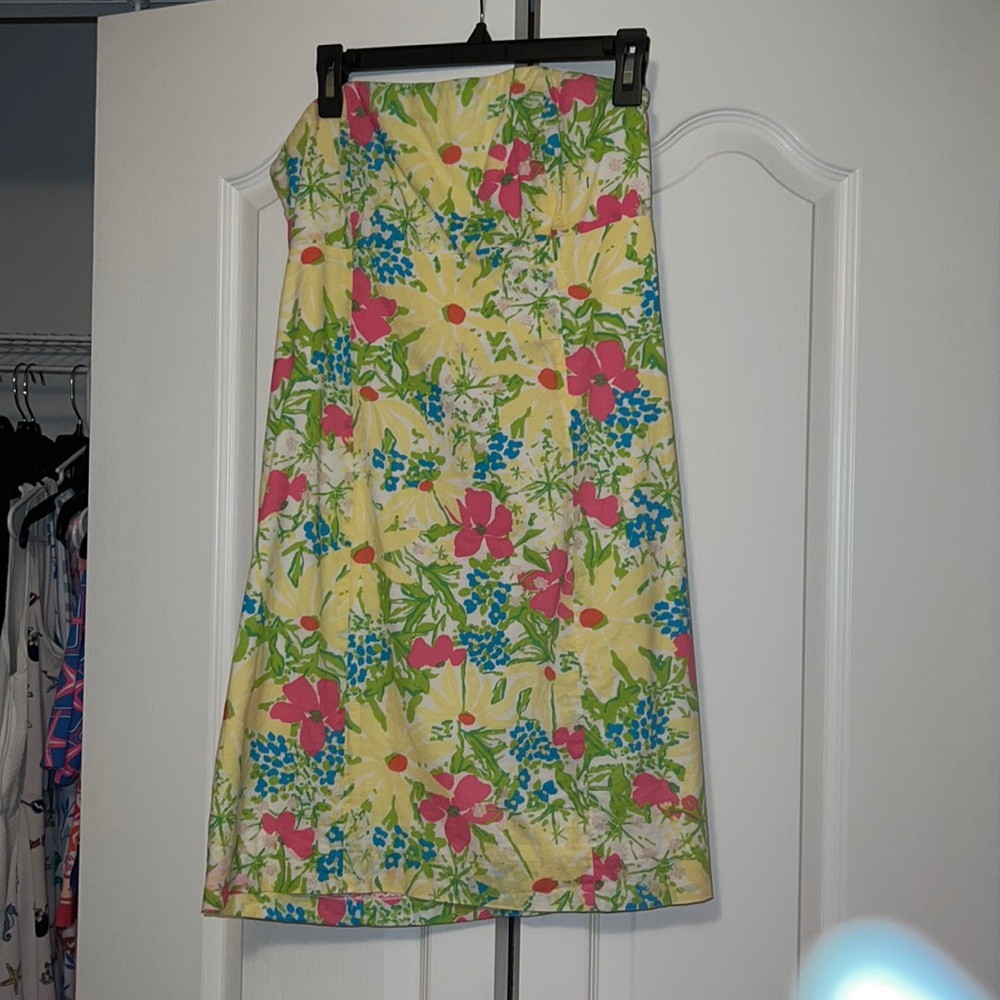 Lilly Pulitzer floral strapless dress w/tie in back. Size 8. Great condition.